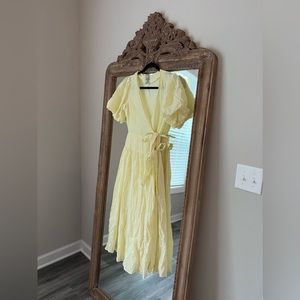 ASOS DESIGN puff sleeve wrap midi skater dress in
dobby spot size 4 WORN ONCE